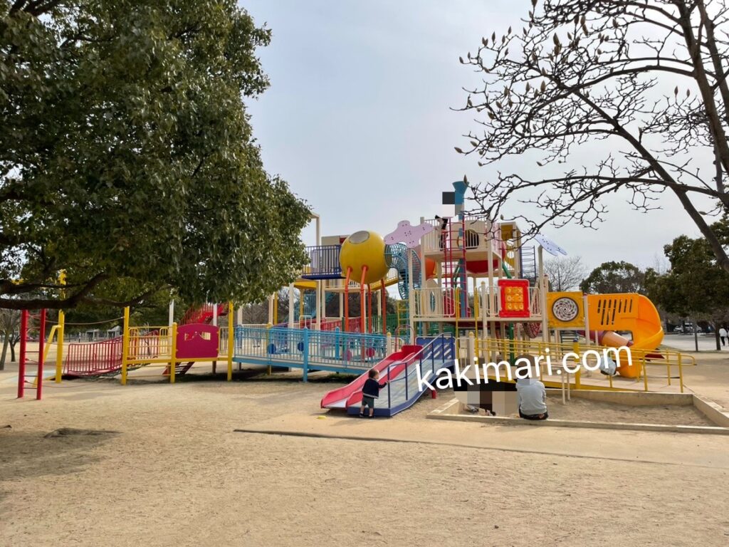 末広公園公園の1番大きな遊具は、小さな子向けの滑り台があって、すぐそばに砂場もあるから歳の差兄弟を遊ばせ易い構造です。