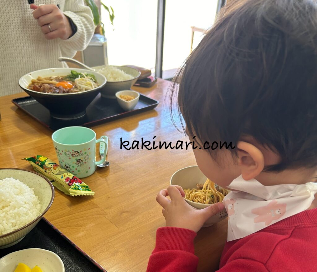 子連れ徳島旅行で徳島ラーメンをやまきょうさんでいただいたら、子供達はお菓子がもらえました。子供に優しいお店です♡